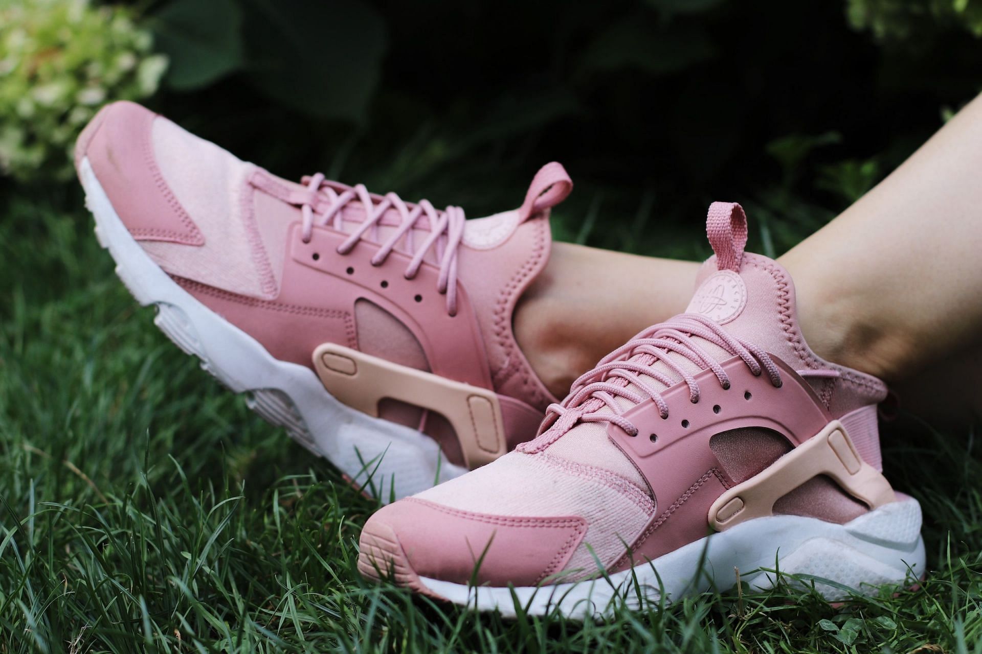 Ankle-strengthening exercises (Image via Unsplash/Barbora Polednova)